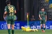争议？19岁王钰栋提前结束谢场+怒摔水瓶！5场0球后他5次情绪失控